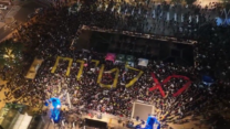 "די לטיוח": אלפים בכיכר הבימה בקריאה להקמת וועדת חקירה ממלכתית (צילום מסך מסרטון: אביב אטלס)