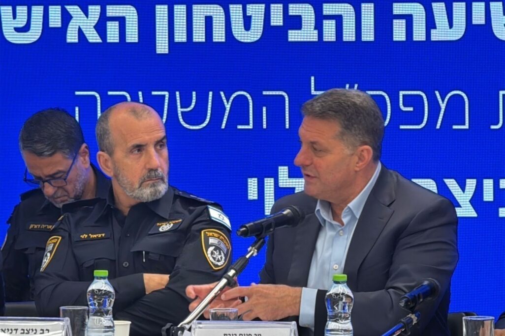 יו"ר מרכז השלטון המקומי חיים ביבס ומפכ"ל המשטרה רנ"צ דני לוי בדיון חירום על האלימות הגואה בחברה הערבית (צילום: דוברות המשטרה)