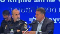 יו"ר מרכז השלטון המקומי חיים ביבס ומפכ"ל המשטרה רנ"צ דני לוי בדיון חירום על האלימות הגואה בחברה הערבית (צילום: דוברות המשטרה)