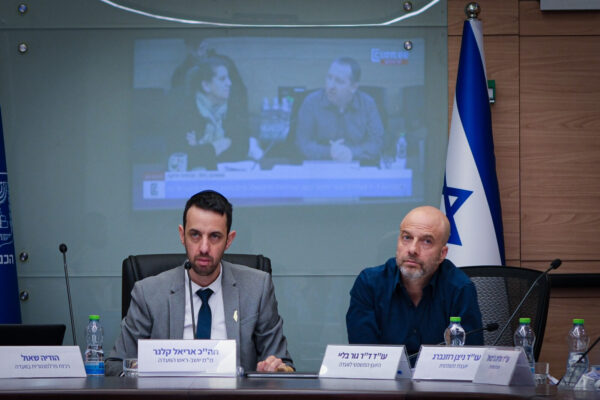 יוזם חוק ועדת החקירה הלאומית, ח"כ אריאל קלנר, והיועץ המשפטי של ועדת החוקה, עו"ד גור בליי (צילום: דוד טברסקי)