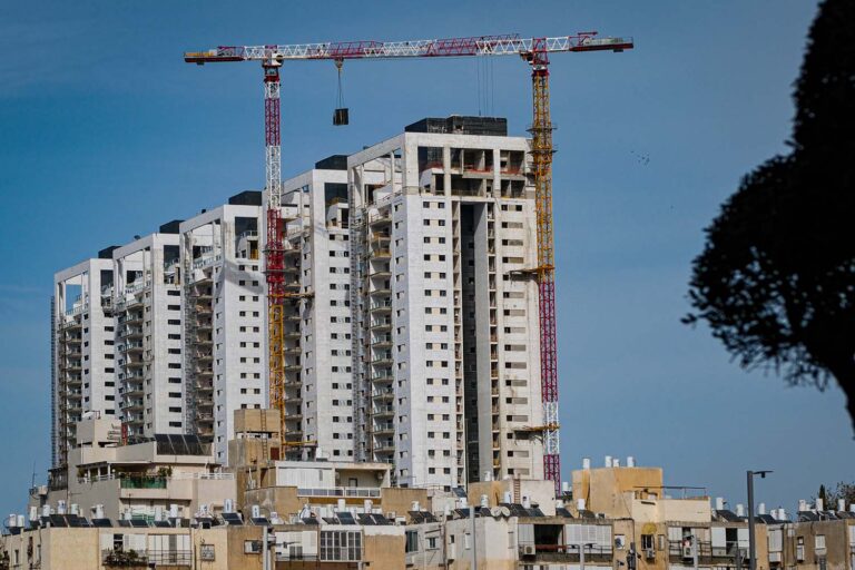 מנופים באתר בנייה (צילום: דוד טברסקי)