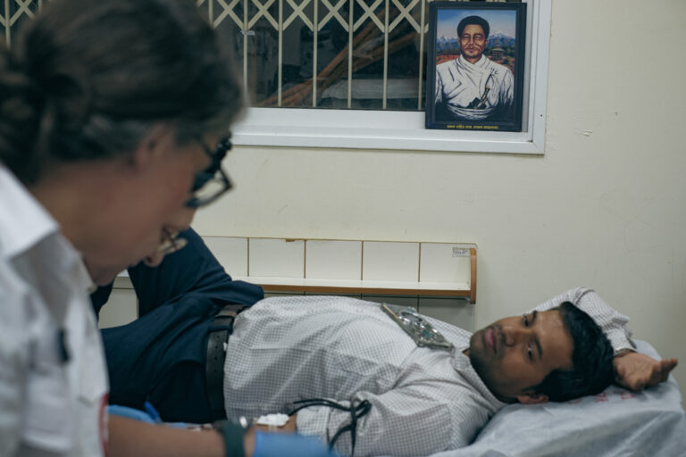 אזרח נפאל תורם דם (צילום: דוד טברסקי)