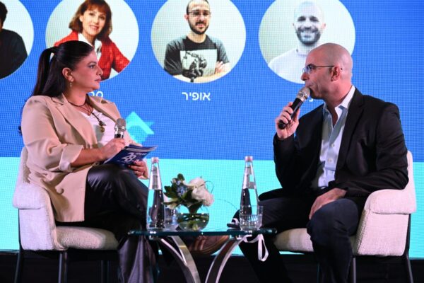 דובר ההסתדרות יניב לוי בשיחה עם אשת התקשורת מאיה בצלאל בכנס אילת (צילום: ארן דולב)