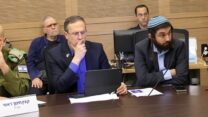 ח"כ צבי סוכות (מימין וח"כ משה טור פז בוועדה בכנסת (צילום: דוברות הכנסת - דני שם טוב)