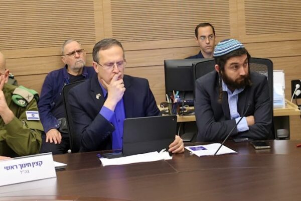 ח"כ צבי סוכות (מימין וח"כ משה טור פז בוועדה בכנסת (צילום: דוברות הכנסת - דני שם טוב)