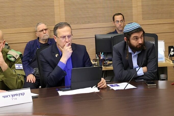 ח"כ צבי סוכות (מימין וח"כ משה טור פז בוועדה בכנסת (צילום: דוברות הכנסת - דני שם טוב) ח"כ צבי סוכות (מימין וח"כ משה טור פז בוועדה בכנסת (צילום: דוברות הכנסת - דני שם טוב)