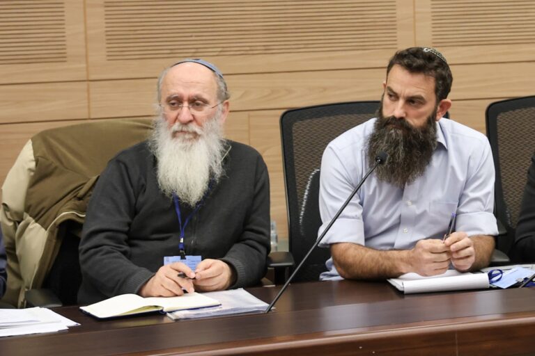 סא"ל במיל' איתמר איתם (מימין) והרב אורי שרקי. "לא מכיר חייל שהודח כי לא חתר לניצחון" (צילום: דוברות הכנסת – דני שם טוב)