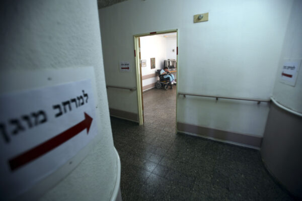 שילוט סמוך למרחב מוגן בירושלים (צילום ארכיון: פלאש 90)