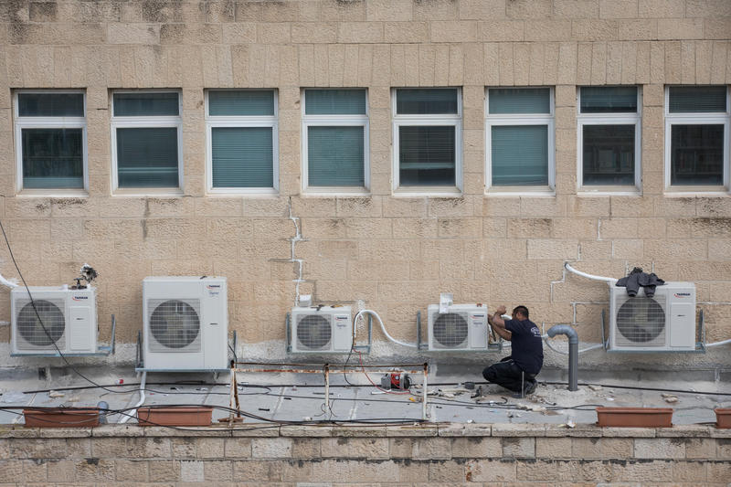 עובד מתקין מיזוג אוויר על גג בניין משרדים בירושלים. המצולם לא קשור לכתבה (צילום: נתי שוחט/פלאש90) עובד מתקין מיזוג אוויר על גג בניין משרדים בירושלים. המצולם לא קשור לכתבה (צילום: נתי שוחט/פלאש90)