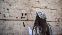 אחת מ'נשות הכותל' בתפילה ברחבה המערבית של הכותל (ארכיון: הדס פרוש/פלאש90)