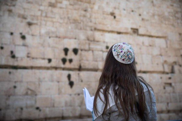 אחת מ'נשות הכותל' בתפילה ברחבה המערבית של הכותל (ארכיון: הדס פרוש/פלאש90)