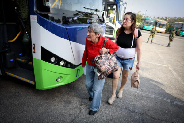 תושבות קריית שמונה שפונו מבתיהן, אוקטובר 2023. למצולמות אין קשר לכתבה (צילום: דוד כהן/פלאש90)