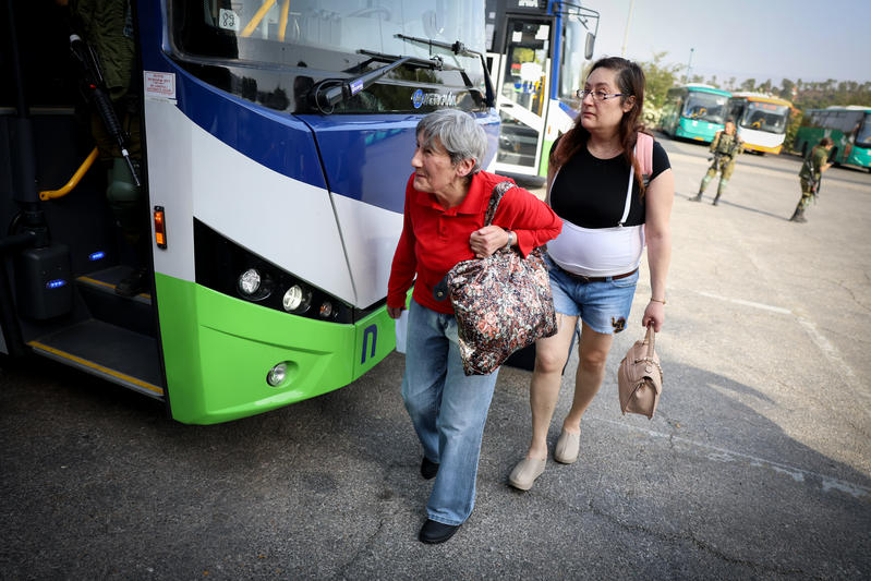 תושבות קריית שמונה שפונו מבתיהן, אוקטובר 2023. למצולמות אין קשר לכתבה (צילום: דוד כהן/פלאש90)