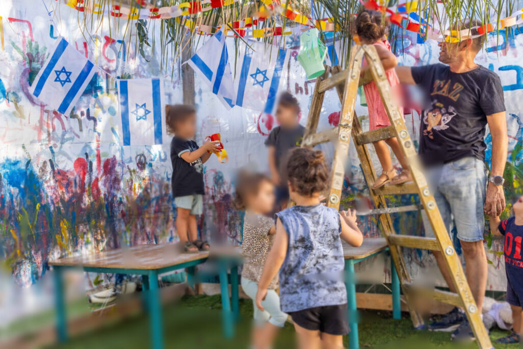 ציון חג סוכות בגן ילדים בישראל (ארכיון: יוסי אלוני/פלאש90) ציון חג סוכות בגן ילדים בישראל (ארכיון: יוסי אלוני/פלאש90)