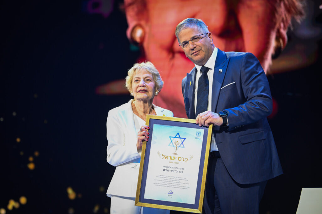 פרופ’ זהר שביט לצד שר החינוך יואב קיש בטקס פרס ישראל בירושלים, ביום העצמאות ה-77 של מדינת ישראל (צילום: אריה לייב אברמס/ פלאש 90)
