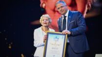 פרופ’ זהר שביט לצד שר החינוך יואב קיש בטקס פרס ישראל בירושלים, ביום העצמאות ה-77 של מדינת ישראל (צילום: אריה לייב אברמס/ פלאש 90)