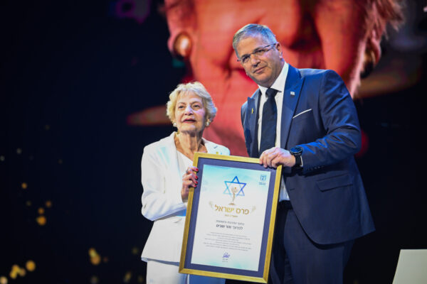 פרופ’ זהר שביט לצד שר החינוך יואב קיש בטקס פרס ישראל בירושלים, ביום העצמאות ה-77 של מדינת ישראל (צילום: אריה לייב אברמס/ פלאש 90)