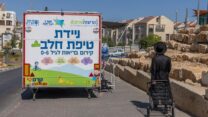 ניידת טיפת חלב בבית שמש. "ילדים לא מקבלים הזדמנות שווה, שימוש במערך טיפת חלב יחולל מהפך" (צילום: יוסי אלוני/פלאש90)