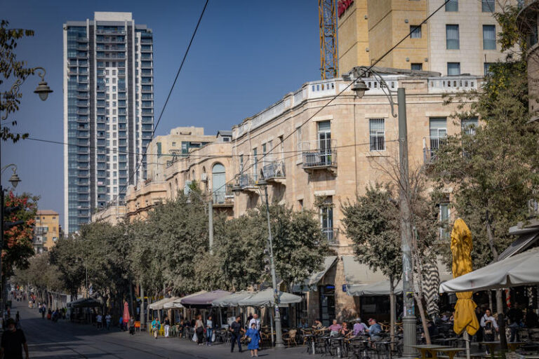 רחוב יפו בירושלים. "כשאתה הולך רגל, אתה זהיר יותר, מתחשב יותר, לפעמים אפילו ממש עוזר" (צילום: נתי שוחט/פלאש90)