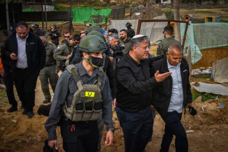 השר לביטחון לאומי, איתמר בן גביר, בסיור בכפר תראבין – דצמבר 2025 (צילום: דודו גרינשפן/פלאש90)