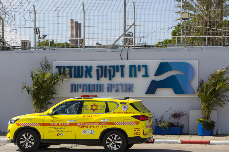 רכב מד"א בכניסה לבית הזיקוק באשדוד, 11 בפברואר 2026 (צילום: לירון מולדובן/פלאש90)
