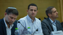ח"כ אוהד טל בדיון על החלב בוועדה למיזמים ציבוריים בכנסת (צילום: יונתן זינדל \ פלאש90)