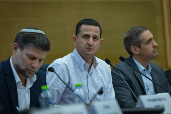 ח"כ אוהד טל בדיון על החלב בוועדה למיזמים ציבוריים בכנסת (צילום: יונתן זינדל \ פלאש90)