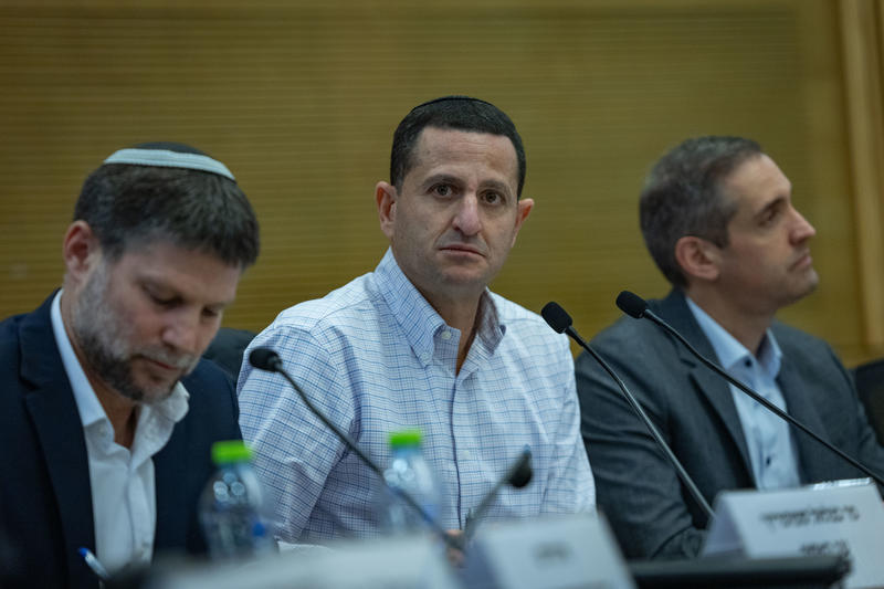 ח"כ אוהד טל בדיון על החלב בוועדה למיזמים ציבוריים בכנסת (צילום: יונתן זינדל \ פלאש90)