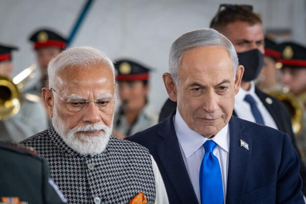 ראש ממשלת הודו נרנדרה מודי וראש הממשלה בנימין נתניהו עם הגעת מודי לישראל (צילום: חיים גולדברג/פלאש90)