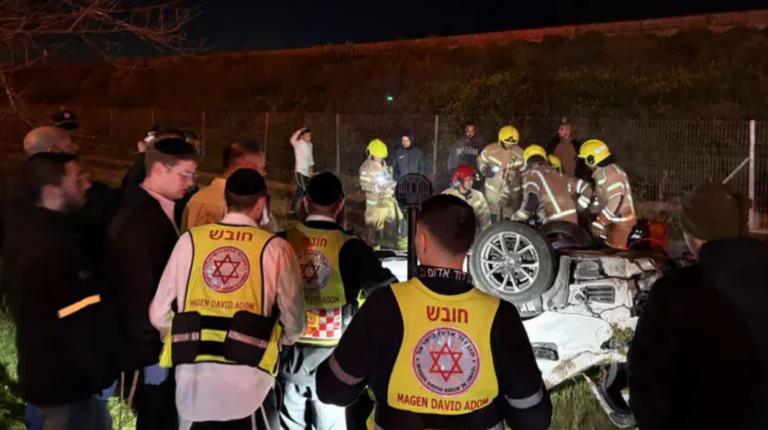 זירת התאונה בכביש 6, סמוך לטייבה (צילום: תיעוד מבצעי מד"א)