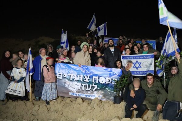 ח"כ סון הר מלך עם פעילים ברצועת עזה (צילום: מתוך חשבון X של ח"כ לימור סון הר מלך)
