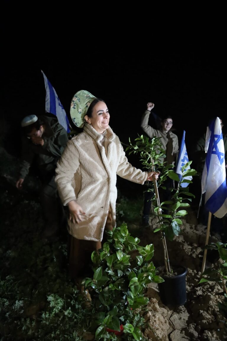 ח"כ סון הר מלך נוטעת עץ בשטח רצועת עזה (צילום: תהילה מקלר)