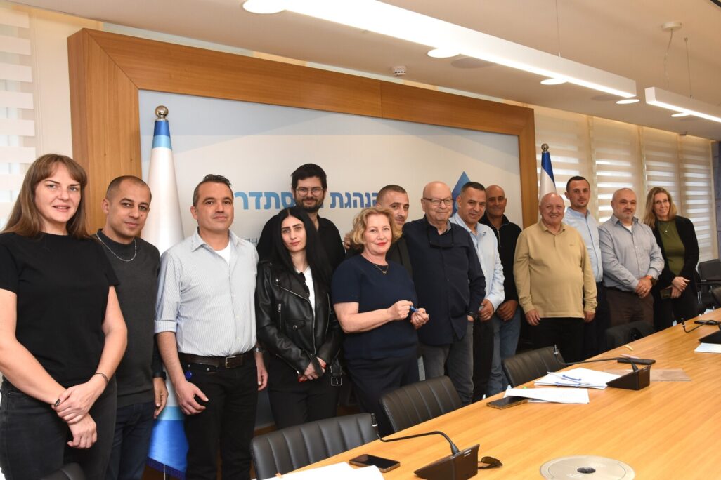 מעמד החתימה על ההסכם הקיבוצי בחברת 'כצט' (צילום: יסמין גיל, דוברות ההסתדרות)