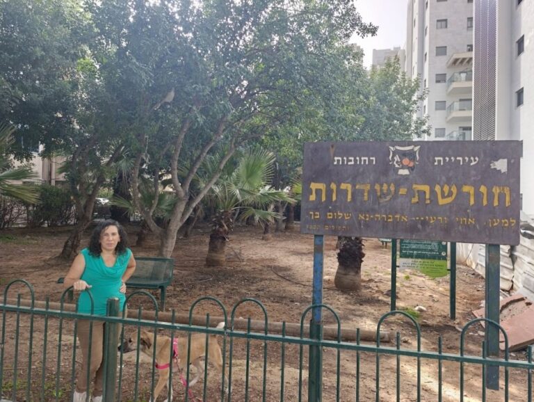 מורן ברגר בחורשת שדרות ברחובות. "כשיש ארגון שעומד מאחוריך, אתה כבר לא ההזוי היחיד הזה שמחבק עץ" (אסף צבי)