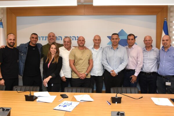 מעמד חתימת ההסכם הקיבוצי לעובדי נשר ברמלה (צילום: יסמין גיל, דוברות ההסתדרות)