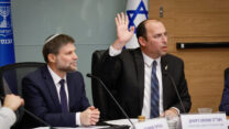 יו"ר ועדת החוקה ח"כ שמחה רוטמן ושר האוצר בצלאל סמוטריץ' בדיון על הרחבת סמכות בתי הדין הרבניים (צילום: נועם מושקוביץ, דוברות הכנסת)