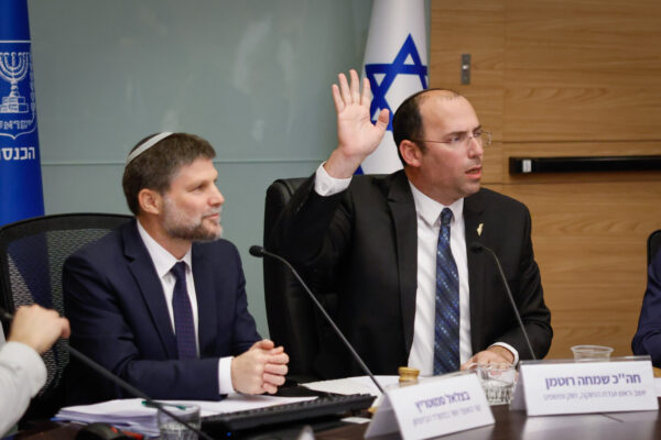 יו"ר ועדת החוקה ח"כ שמחה רוטמן ושר האוצר בצלאל סמוטריץ' בדיון על הרחבת סמכות בתי הדין הרבניים (צילום: נועם מושקוביץ, דוברות הכנסת)
