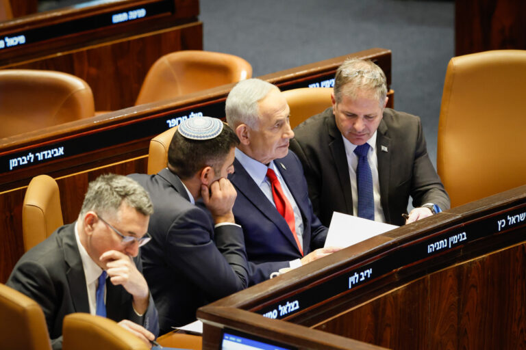 מימין: שר החינוך יואב קיש, ראש הממשלה בנימין נתניהו, שר התקשורת שלמה קרעי ושר החוץ גדעון סער (צילום: נועם מושקוביץ/ דוברות הכנסת)