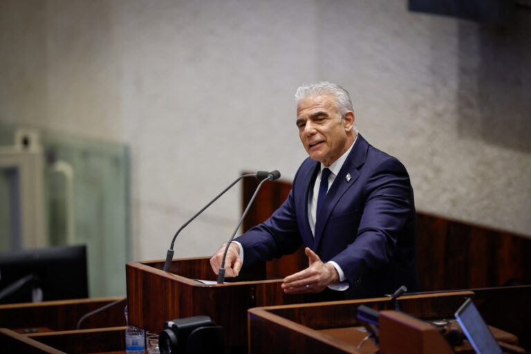 ראש האופוזיציה יאיר לפיד בנאום במליאת הכנסת (צילום: נועם מושקוביץ/ דוברות הכנסת)