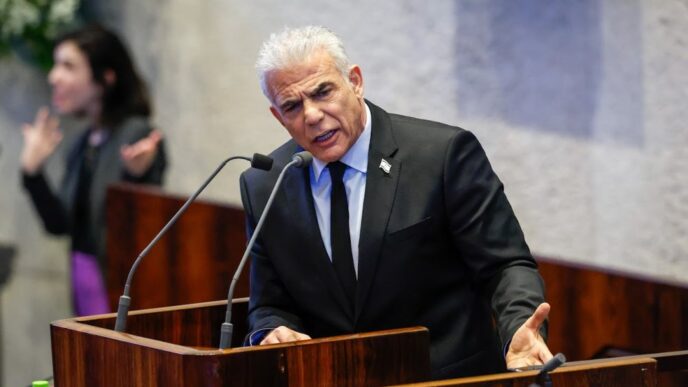 יאיר לפיד לאחר עדכון ביטחוני אצל רה"מ: "עדכונים על איומים צריכים לבוא מגורמי המקצוע, לא מחשבון הטוויטר של פוליטיקאי"