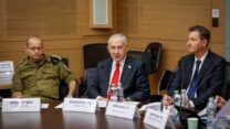 יו"ר ועדת החוץ והביטחון בועז ביסמוט, ראש הממשלה בנימין נתניהו והמזכיר הצבאי לרה"מ רומן גופמן בדיון החסוי של ועדת החוץ והביטחון (צילום: נועם מושקוביץ/דוברות הכנסת)