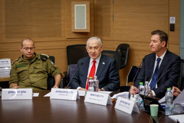 יו"ר ועדת החוץ והביטחון בועז ביסמוט, ראש הממשלה בנימין נתניהו והמזכיר הצבאי לרה"מ רומן גופמן בדיון החסוי של ועדת החוץ והביטחון (צילום: נועם מושקוביץ/דוברות הכנסת)