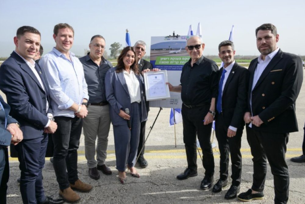 ראש הממשלה בנימין נתניהו, שרת התחבורה מירי רגב וראש עיריית קריית שמונה אביחי שטרן במנחת קריית שמונה (צילום: מעיין טואף, לע"מ)