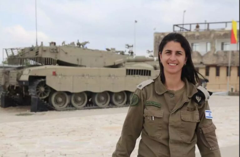 רס״ן אלה ואויה, בדרך להיות דוברת צה״ל בשפה הערבית. בשנת 2018 הוענק לה אות מצטיין ראש אמ"ן (צילום: דובר צה"ל)