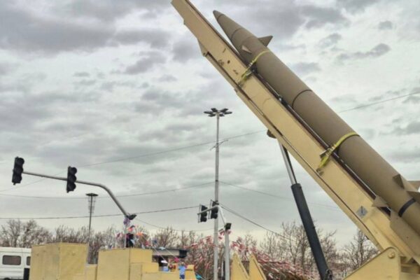 טיל בליסטי איראני בתהלוכה לכבוד 47 שנים למהפכה האיסלמית (צילום: רשתות חברתיות)