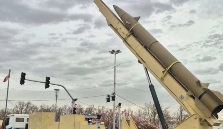 טיל בליסטי איראני בתהלוכה לכבוד 47 שנים למהפכה האיסלמית (צילום: רשתות חברתיות)
