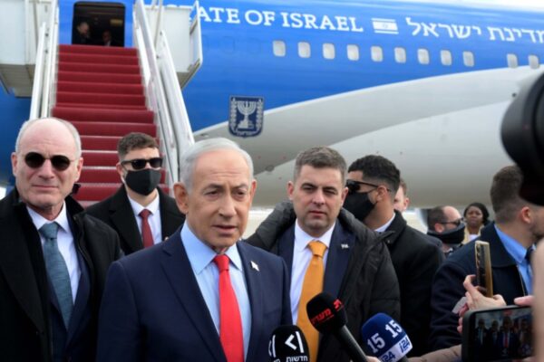 ראש הממשלה בנימין נתניהו לפני המראה לישראל מארצות הברית (צילום: אבי אוחיון/ לע״מ)