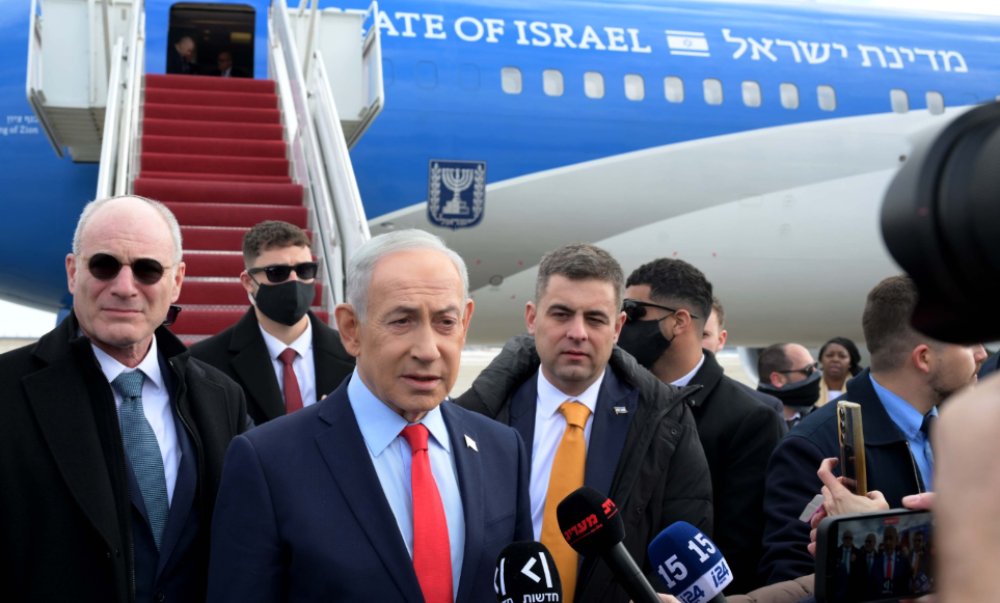 ראש הממשלה בנימין נתניהו לפני המראה לישראל מארצות הברית (צילום: אבי אוחיון/ לע״מ) ראש הממשלה בנימין נתניהו לפני המראה לישראל מארצות הברית (צילום: אבי אוחיון/ לע״מ)