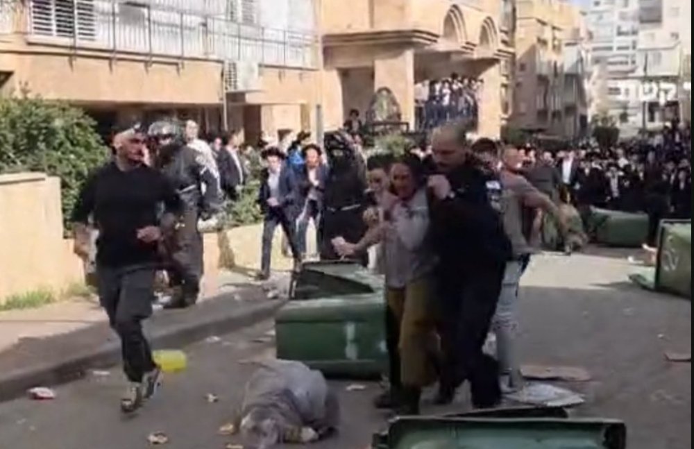 מתנגדי גיוס מתפרעים בבני ברק (צילום: רשתות חברתיות) מתנגדי גיוס מתפרעים בבני ברק (צילום: רשתות חברתיות)