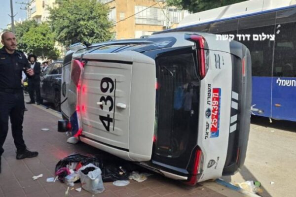 מתנגדי גיוס הפכו ניידת משטרה בבני ברק (רשתות חברתיות)